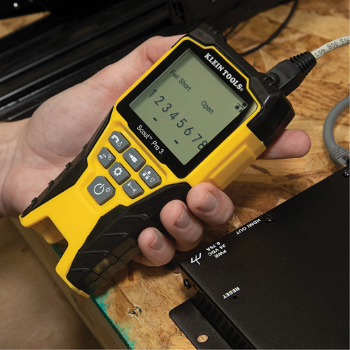 Ensemble de test de c&acirc;bles Ethernet avec testeur Scout Pro 3, t&eacute;l&eacute;commandes et adaptateur Distribution Jean Lapalme