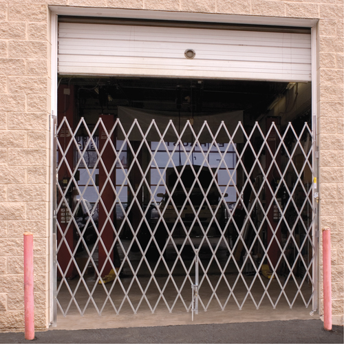 Barri&egrave;res de s&eacute;curit&eacute; galvanis&eacute;es repliables, Repliable simple fixe, 8' lo x 8' h d&eacute;ploy&eacute; Distribution Jean Lapalme