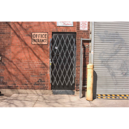 Barri&egrave;res de porte robustes, Simple, 4' lo x 6' 6" h d&eacute;ploy&eacute; Distribution Jean Lapalme
