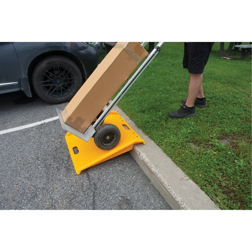 Portable Poly Hand Truck Curb Ramp, 1000 lbs. Capacity, 27" W x 27" L Distribution Jean Lapalme