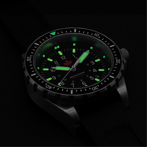 Tr&egrave;s grande montre &agrave; quartz pour plongeur avec feuille d'&eacute;rable rouge, Num&eacute;rique, &agrave; piles, 46 mm, Noir Distribution Jean Lapalme
