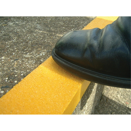 Rebords de marches antid&eacute;rapants Safestep, 2,75" la x 32" lo, Jaune Distribution Jean Lapalme