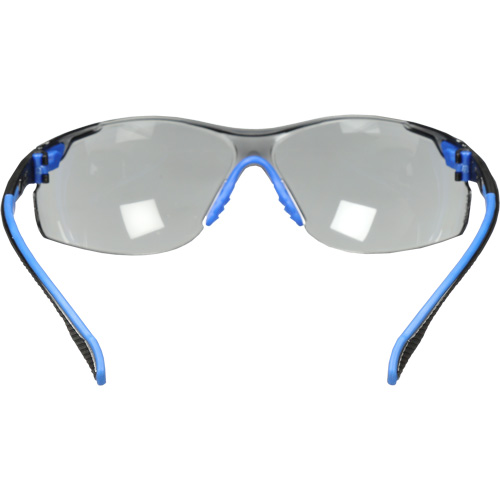 Lunettes de s&eacute;curit&eacute; Solus avec lentilles Scotchgard, Lentille Grise/fum&eacute;e, Antibu&eacute;e, R&eacute;pond ou surpasse la norme CSA Z94.3 Distribution Jean Lapalme