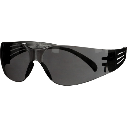 Lunettes de protection de s&eacute;rie 100 SecureFit, Lentille Gris, Antibu&eacute;e/Anti-&eacute;gratignures, ANSI Z87+/R&eacute;pond ou surpasse la norme CSA Z94.3 Distribution Jean Lapalme
