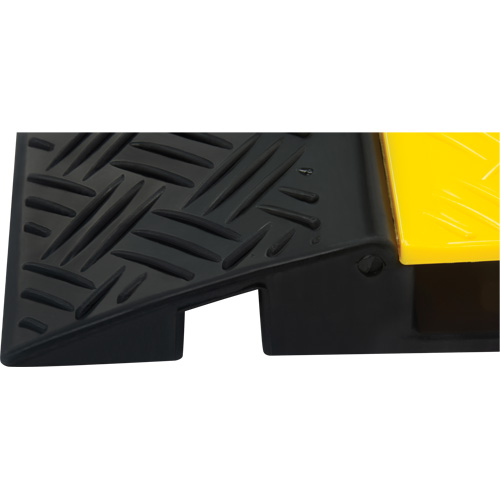 Protecteur de c&acirc;bles en polyur&eacute;thane, 3 canaux, 35,43" lo x 19,69" la x 3" h Distribution Jean Lapalme