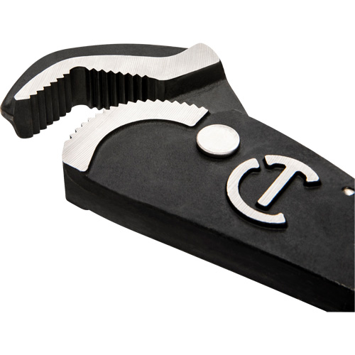 Cl&eacute; bimat&eacute;riau auto-ajustable pour tuyau, Cap des m&acirc;choires 1-1/2", Longueur 12", Fini Oxyde noir, Prise Coussin&eacute;e Distribution Jean Lapalme