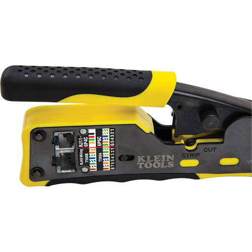 Pince &agrave; sertir/d&eacute;nuder/couper &agrave; rochet pour c&acirc;bles Ethernet avec connecteurs Pass-Thru Distribution Jean Lapalme