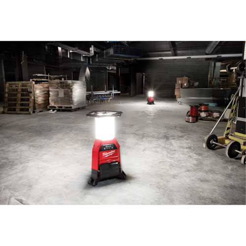 Lampe de chantier M18 Radius et chargeur avec One-Key, DEL, 4800/9000/2500 lumens, Boîtier en Plastique Distribution Jean Lapalme