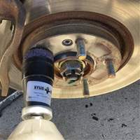 Outil de nettoyage pour moyeux, goujons et roues &agrave; entraînement par chocs STUD KLEEN Distribution Jean Lapalme