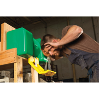 Poste de douche oculaire, Aliment&eacute; par gravit&eacute;, Capacit&eacute; 9 gal., Conformit&eacute; ANSI Z358.1 Distribution Jean Lapalme