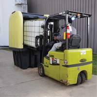 Palette anti-d&eacute;versement jaune &agrave; couvercle rigide roulant, 65" lo x 65" la x 101" h, Capacit&eacute; de charge 5000 lb Distribution Jean Lapalme