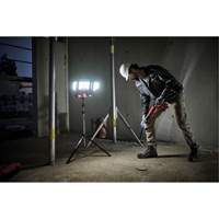 Lampe de travail &agrave; DEL professionnelle &agrave; panneaux pliants lumens sans fil 18V sur tr&eacute;pied, DEL, 3600 lumens Distribution Jean Lapalme